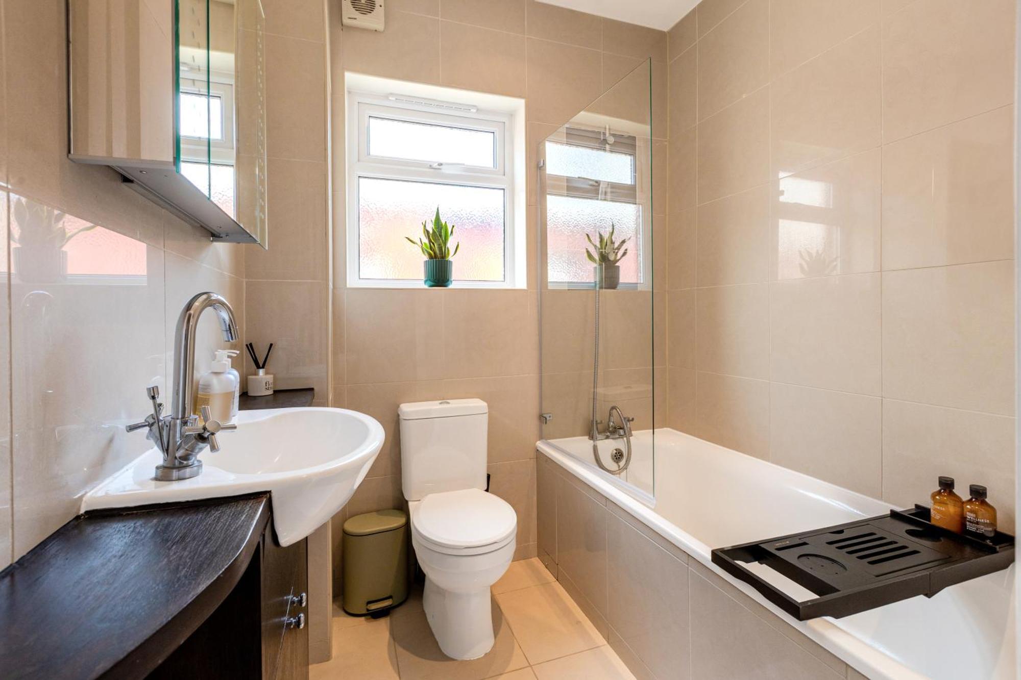 Elegant 1br With Garden Near Neasden Station Appartamento *