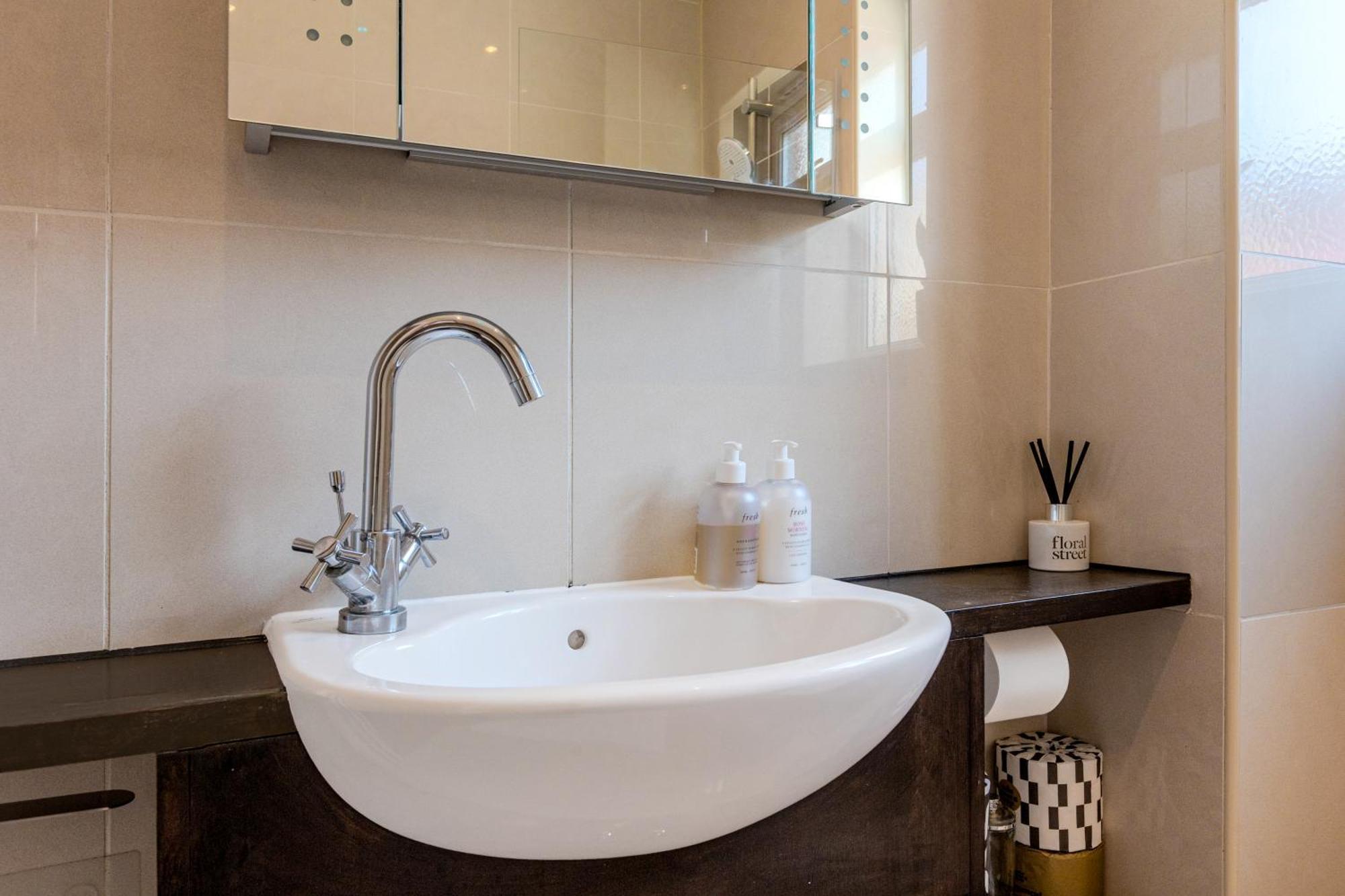 Elegant 1br With Garden Near Neasden Station Appartamento