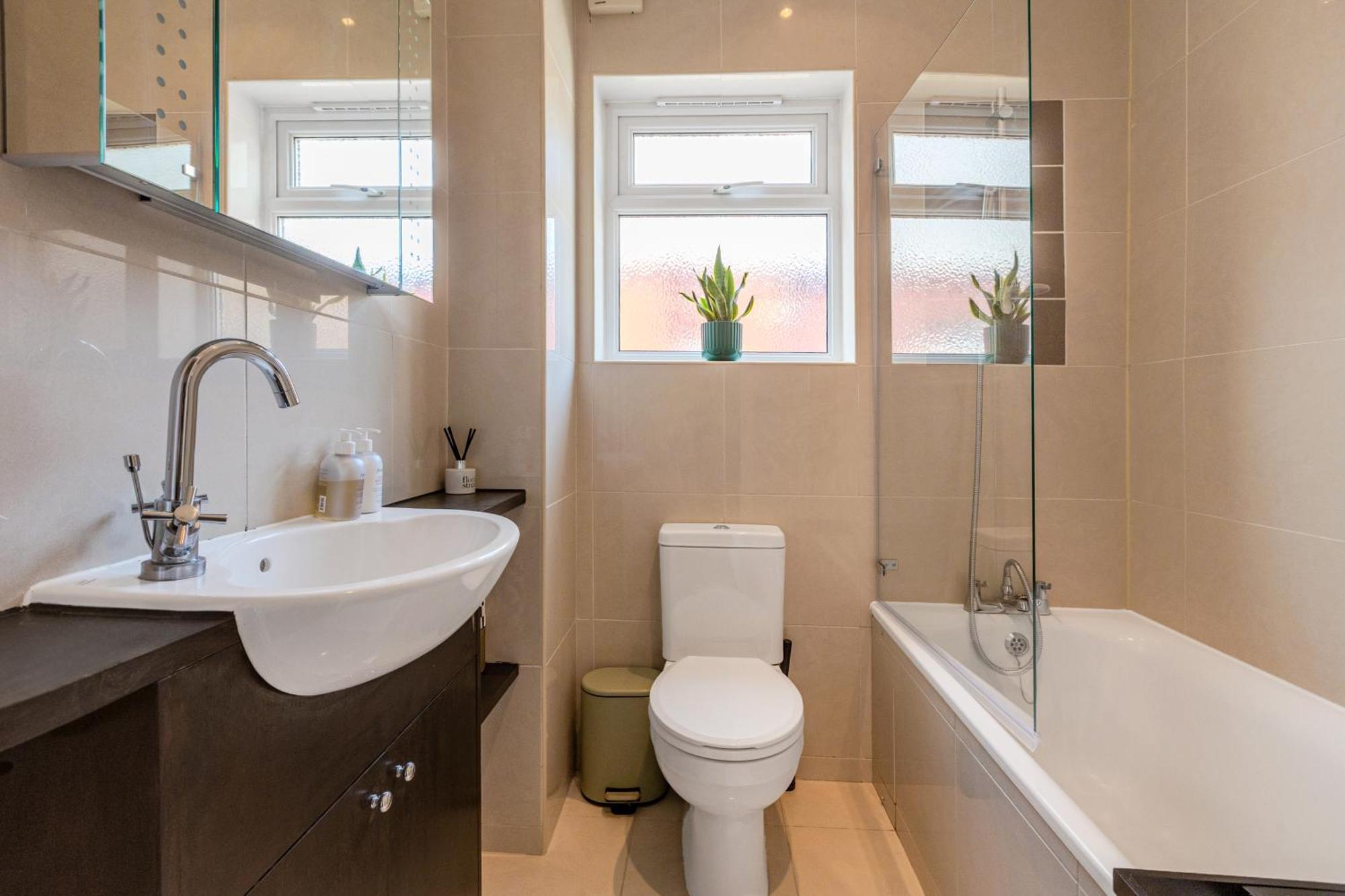 Elegant 1br With Garden Near Neasden Station * Londra